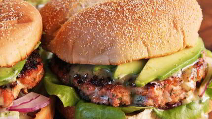 Бургер с говядиной и заправкой из натурального йогурта