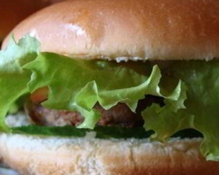 Бургер с говяжьей котлетой и маринованными огурчиками