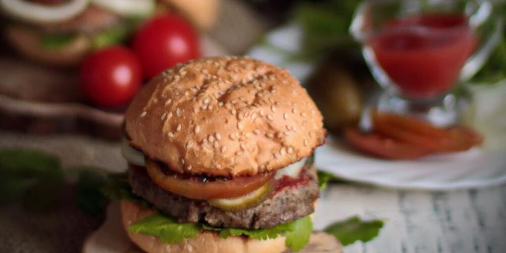 Рецепт бургера с гречневой котлетой, кинзой и жареным луком