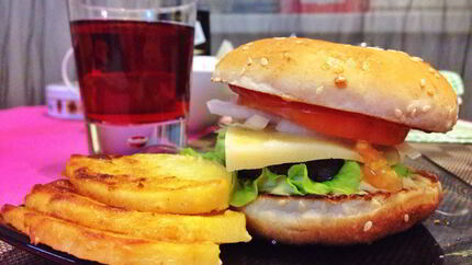 Бургер с котлетой гриль из рубленной говядины