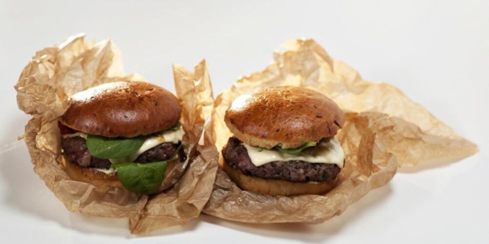 Рецепт бургера с луковым конфитюром и соусом блю-чиз