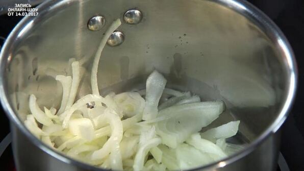 бургер с луковым конфитюром и соусом блю-чиз