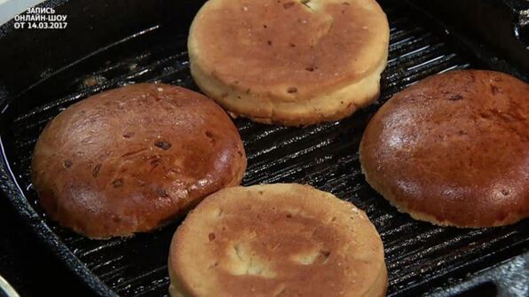 бургер с луковым конфитюром и соусом блю-чиз