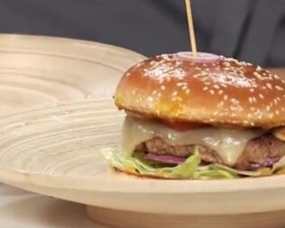 Бургер с цесаркой и медовым соусом