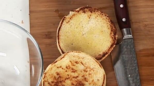 бургер с цесаркой и медовым соусом