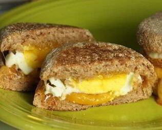 Бургеры с печеным яйцом и сыром