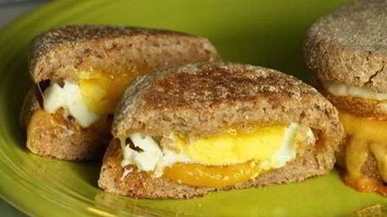 Бургеры с печеным яйцом и сыром