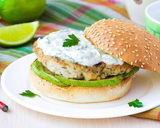 Домашний чикенбургер с цукини и соусом цацики