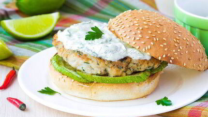 Домашний чикенбургер с цукини и соусом цацики