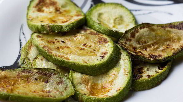 домашний чикенбургер с цукини и соусом цацики