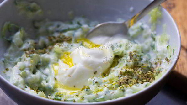 домашний чикенбургер с цукини и соусом цацики