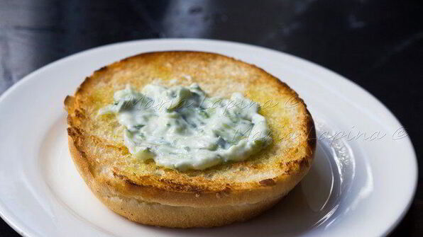 домашний чикенбургер с цукини и соусом цацики