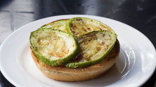 домашний чикенбургер с цукини и соусом цацики