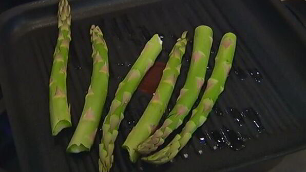 гамбургеры с горгонзолой и спаржей