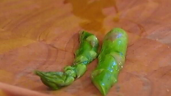 гамбургеры с горгонзолой и спаржей