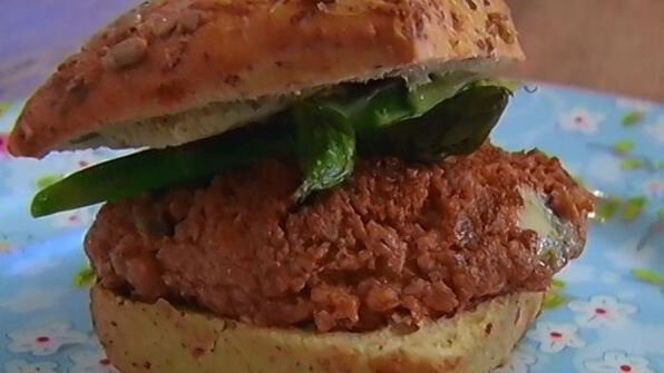 гамбургеры с горгонзолой и спаржей