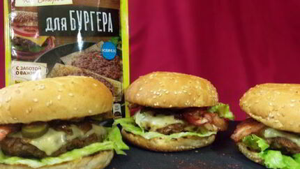 Говяжий бургер с карамелизованным луком, беконом и гаудой