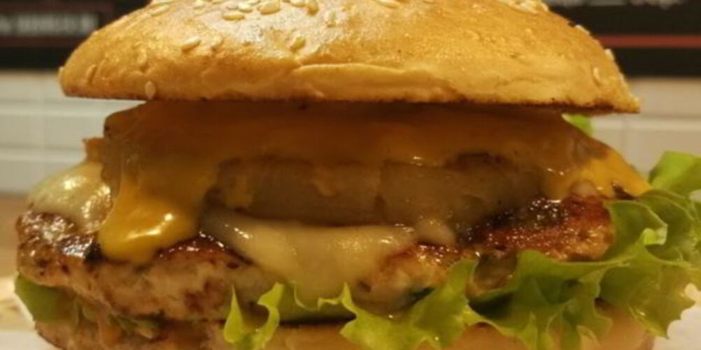 Рецепт куриного бургера с ананасом и соусом карри