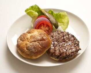 Подкопченые гамбургеры с сыром и беконом на гриле