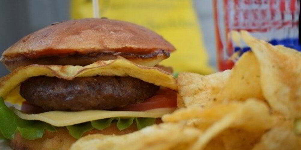 Рецепт сочного бургера с омлетом