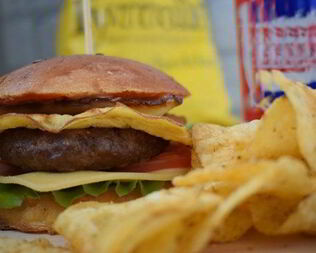 Сочный бургер с омлетом