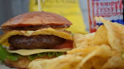 Сочный бургер с омлетом