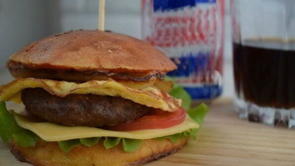 сочный бургер с омлетом