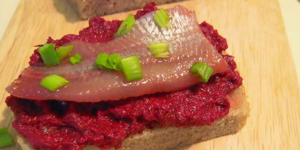 Рецепт бутерброда с горчичной селедкой и свеклой