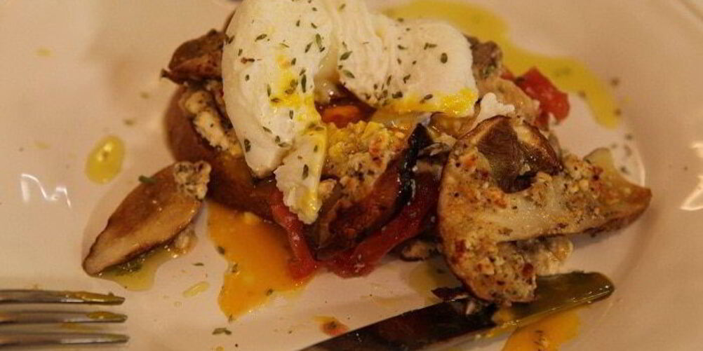 Рецепт бутерброда с грибами, помидором и яйцом пашот