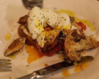 Бутерброд с грибами, помидором и яйцом пашот