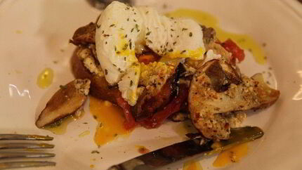 Бутерброд с грибами, помидором и яйцом пашот