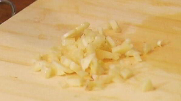 бутерброд с грибами, помидором и яйцом пашот