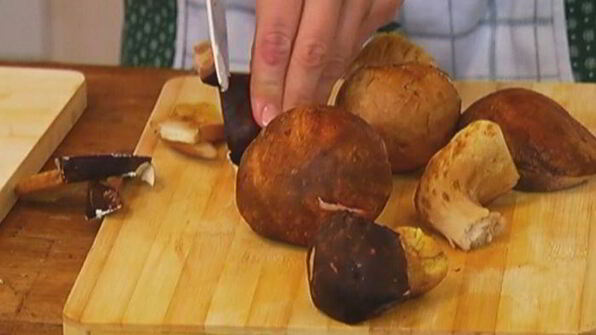 бутерброд с грибами, помидором и яйцом пашот