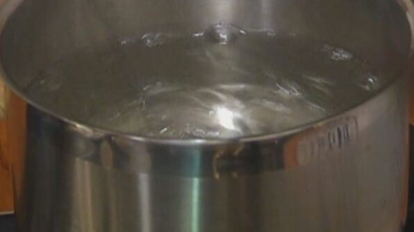 бутерброд с грибами, помидором и яйцом пашот