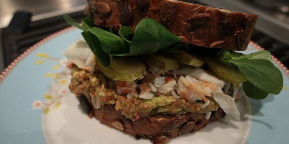 Рецепт бутерброда с крабами и авокадо