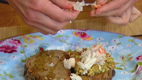 бутерброд с крабами и авокадо