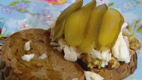 бутерброд с крабами и авокадо