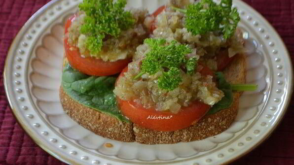 бутерброд с томатами и анчоусной заправкой