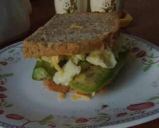 Бутерброд с яичницей-болтуньей и авокадо