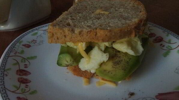бутерброд с яичницей-болтуньей и авокадо
