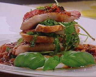 Бутерброд с жареным окунем под соусом рататуй