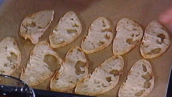 бутерброд с жареным окунем под соусом рататуй