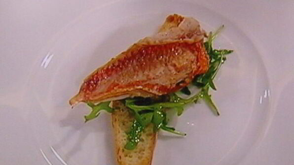 бутерброд с жареным окунем под соусом рататуй