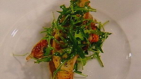 бутерброд с жареным окунем под соусом рататуй