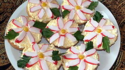 Бутерброды Крабовые цветы с сыром