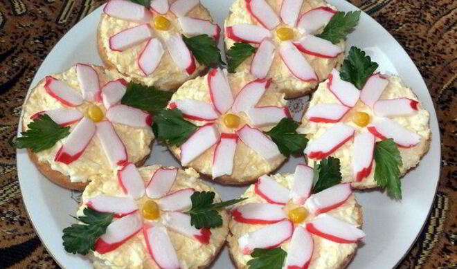 Бутерброды Крабовые цветы с сыром