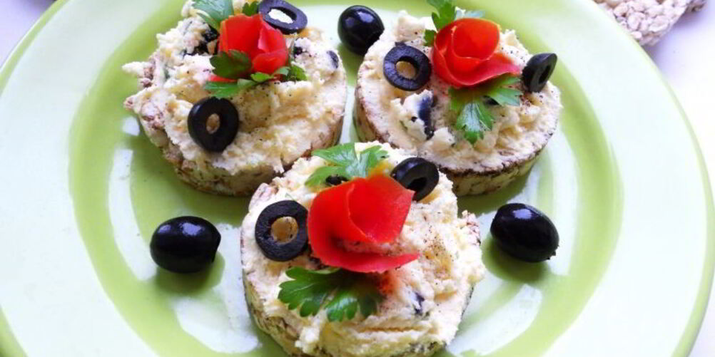 Рецепт бутербродов с домашним мягким сыром на хлебцах