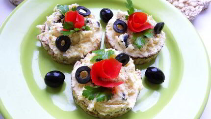 Бутерброды с домашним мягким сыром на хлебцах