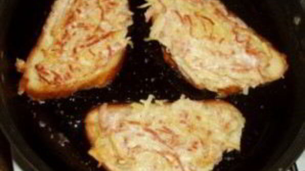 бутерброды с колбасой и картошкой