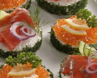 Бутерброды с красной икрой и красной рыбой